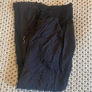 Lululemon Jogger Studio Pant- cropped (3/4 length)